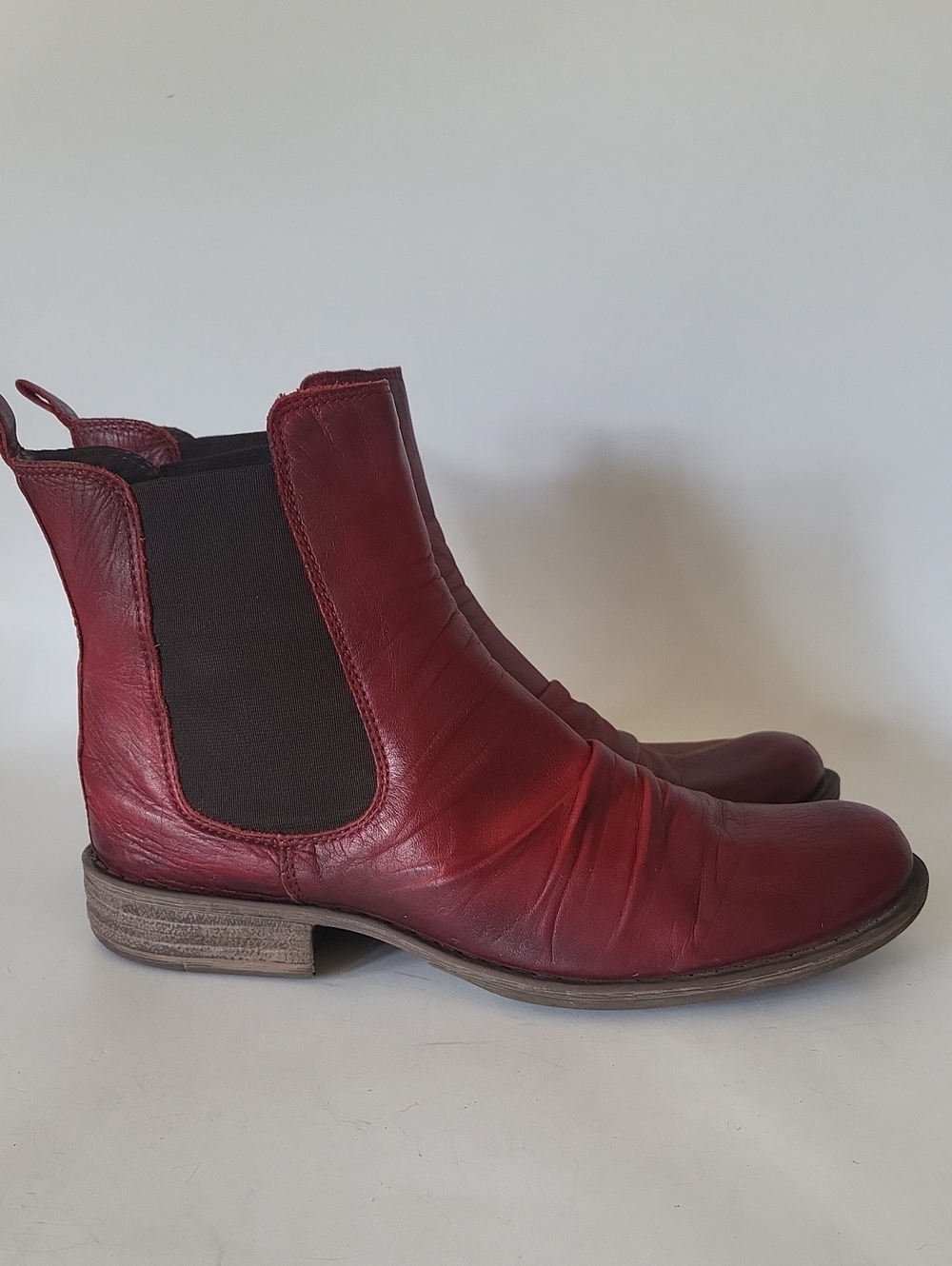 Miz Mooz Lissie II Purple Leather Ruched Chelsea Boots Size 8.5